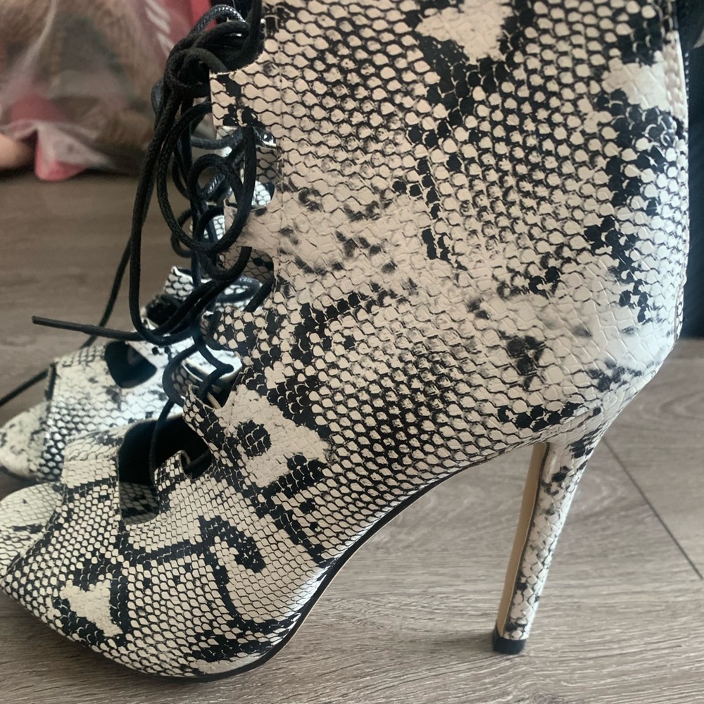 Snake print heels never worn